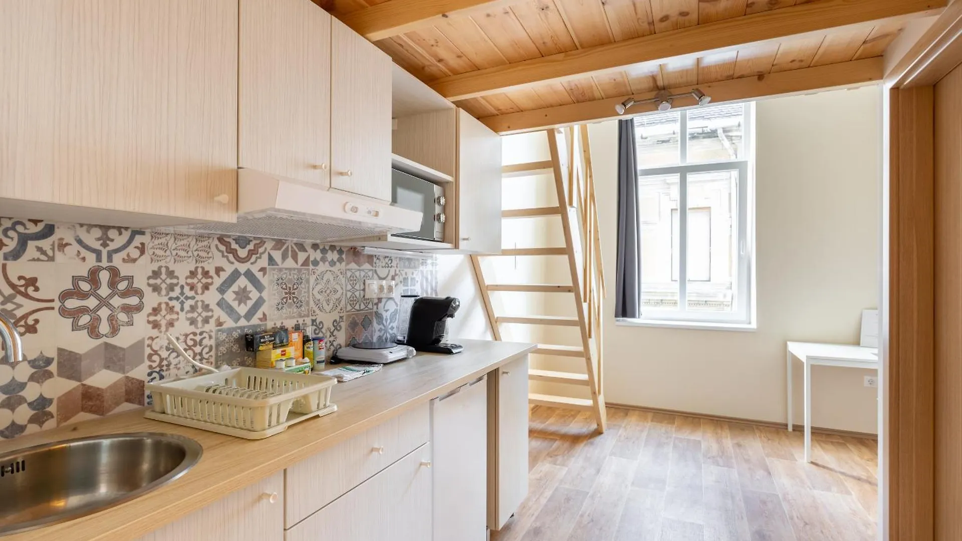 Central Mezzanine Apartments With Ac At Keleti Railways Long-Term Budapest