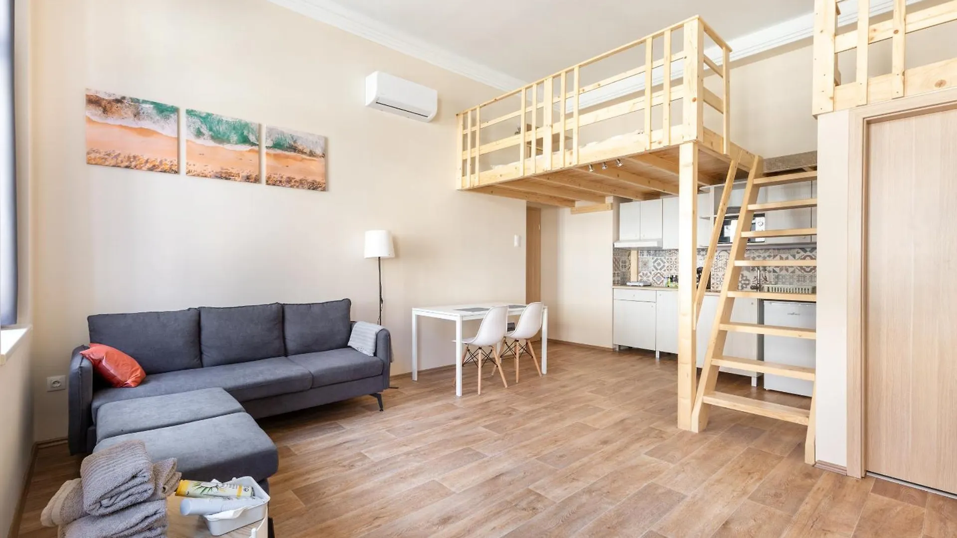 Central Mezzanine Apartments With Ac At Keleti Railways Long-Term Budapest