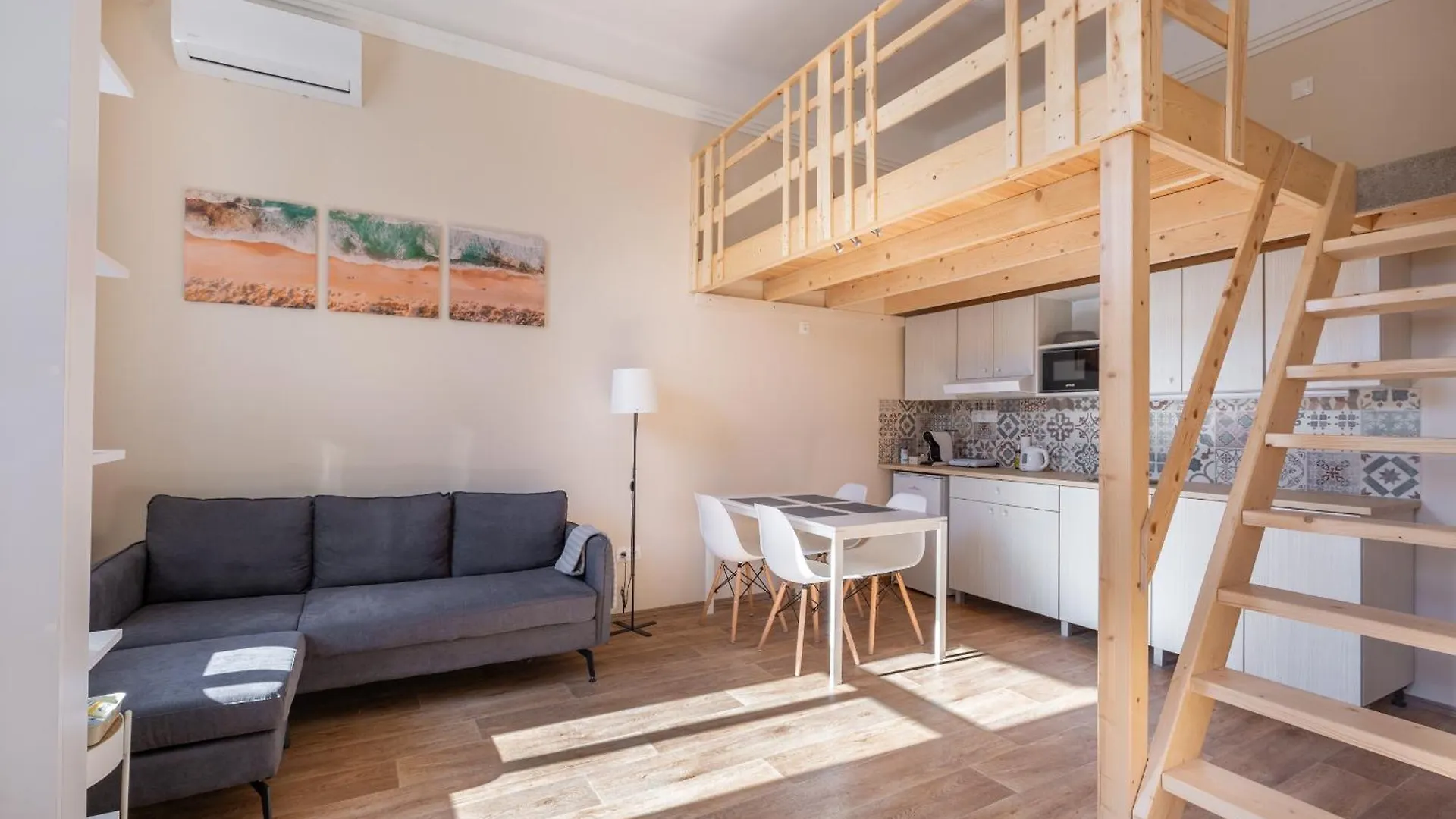 Central Mezzanine Apartments With Ac At Keleti Railways Long-Term Budapest