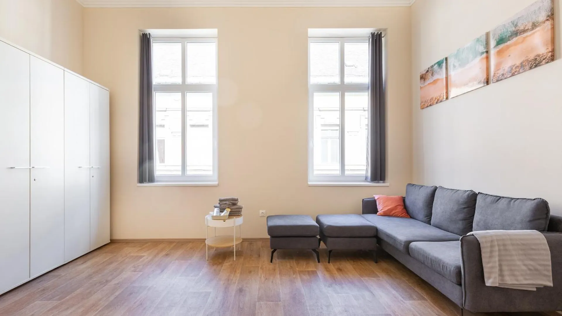 Central Mezzanine Apartments With Ac At Keleti Railways Long-Term Budapest