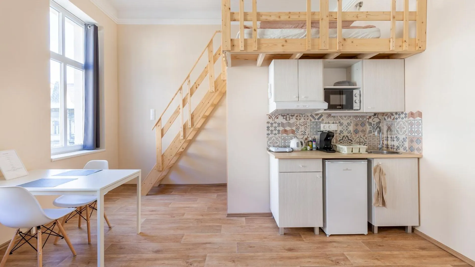 Central Mezzanine Apartments With Ac At Keleti Railways Long-Term Budapest