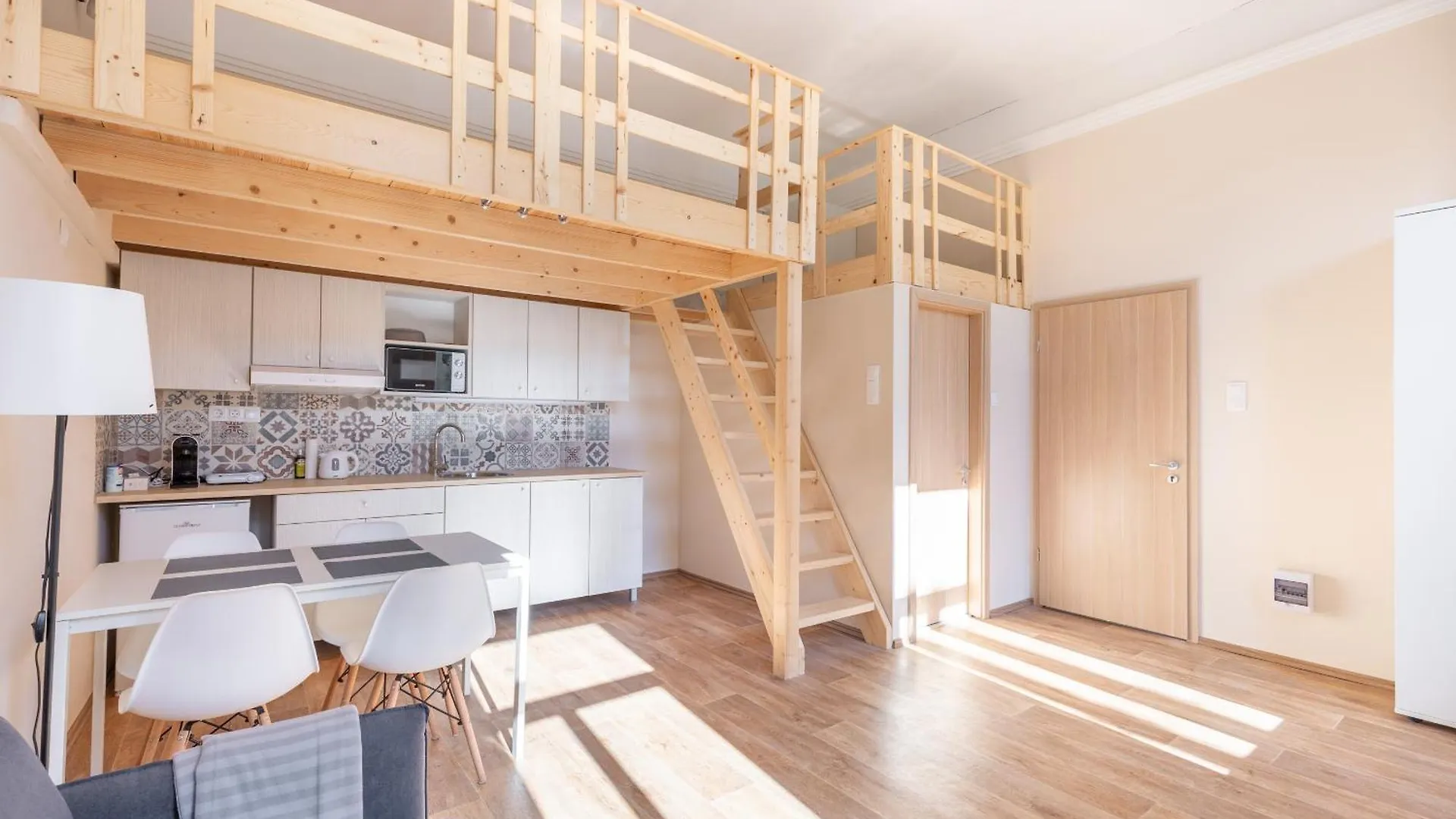 Central Mezzanine Apartments With Ac At Keleti Railways Long-Term Budapest