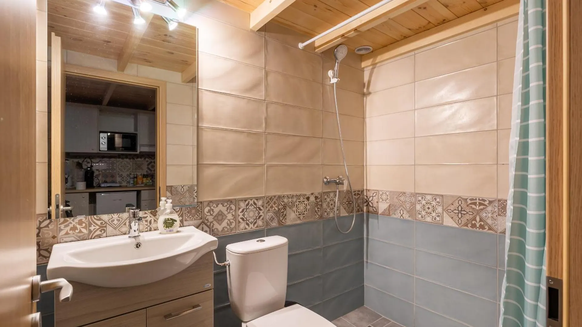 Central Mezzanine Apartments With Ac At Keleti Railways Long-Term Budapest