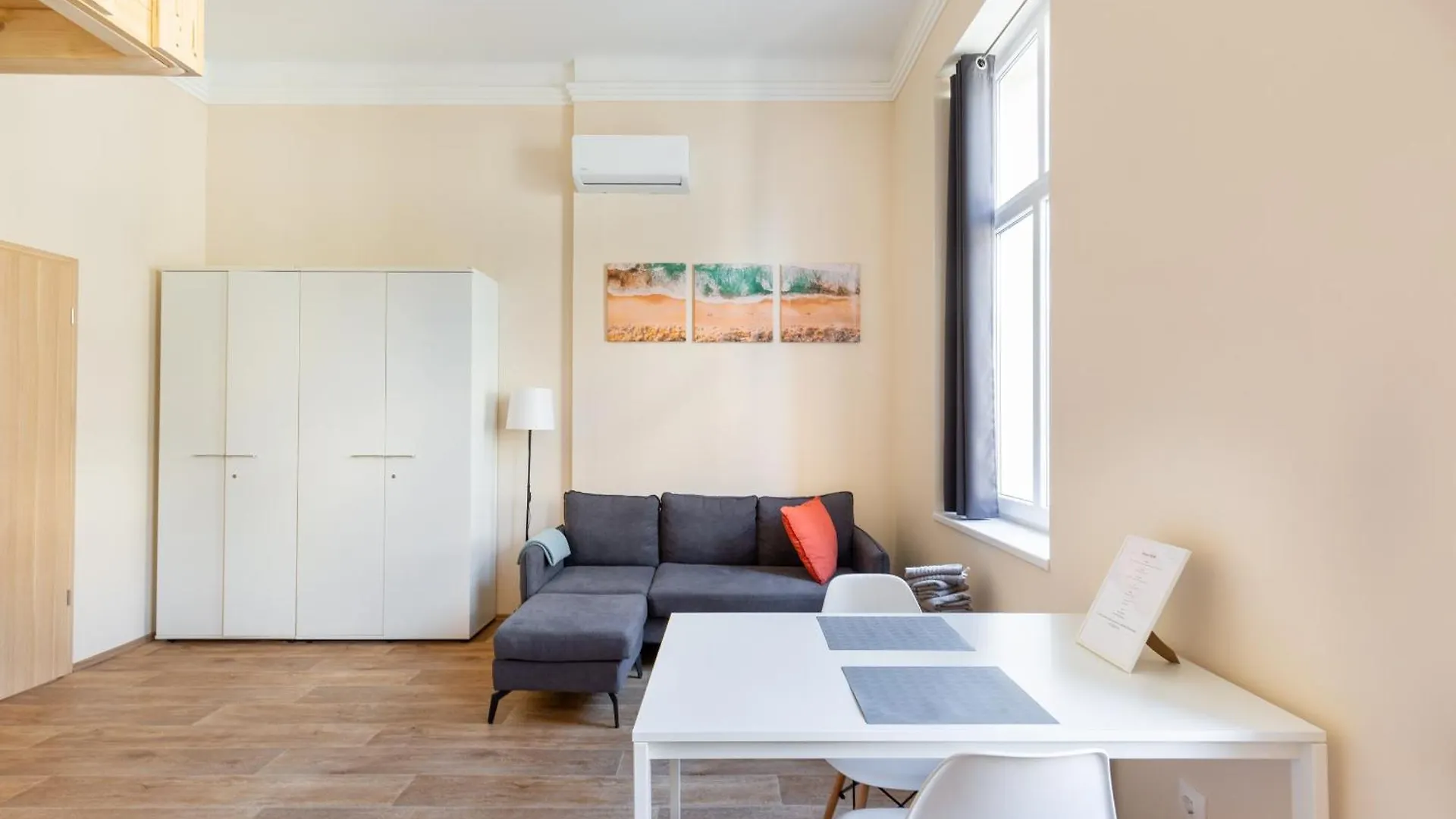 Central Mezzanine Apartments With Ac At Keleti Railways Long-Term Budapest